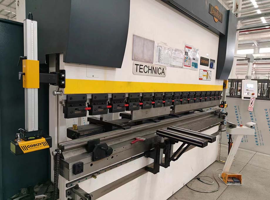 比亞迪工廠折彎機保護裝置安裝案例